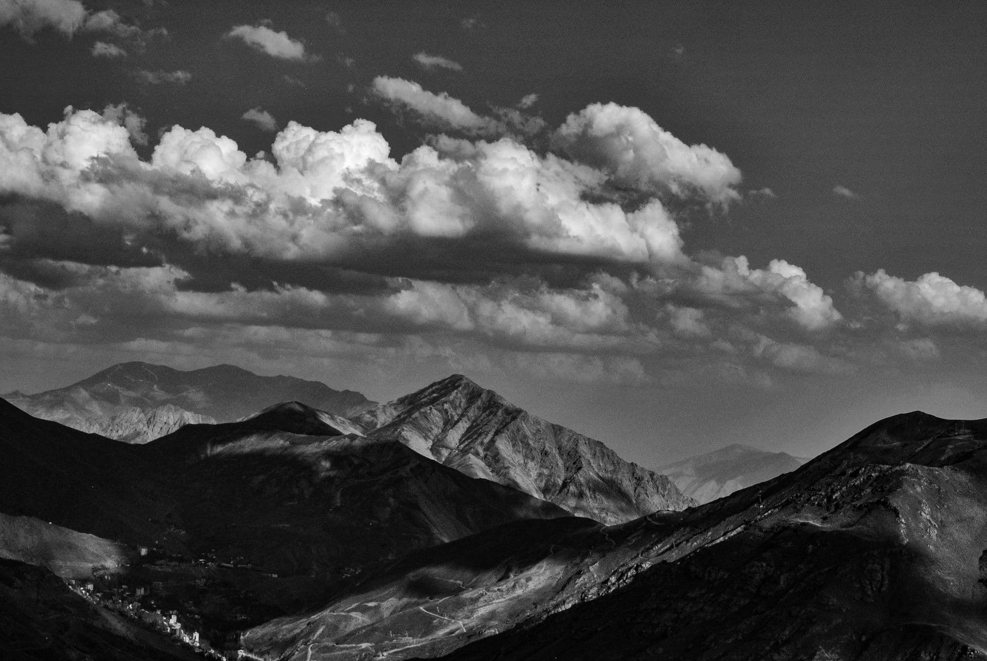 Bergkämme unter aufziehenden Wolken